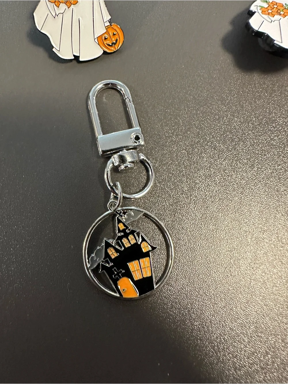 Halloween Pin And Keychain Lot New - Picture 2 of 4